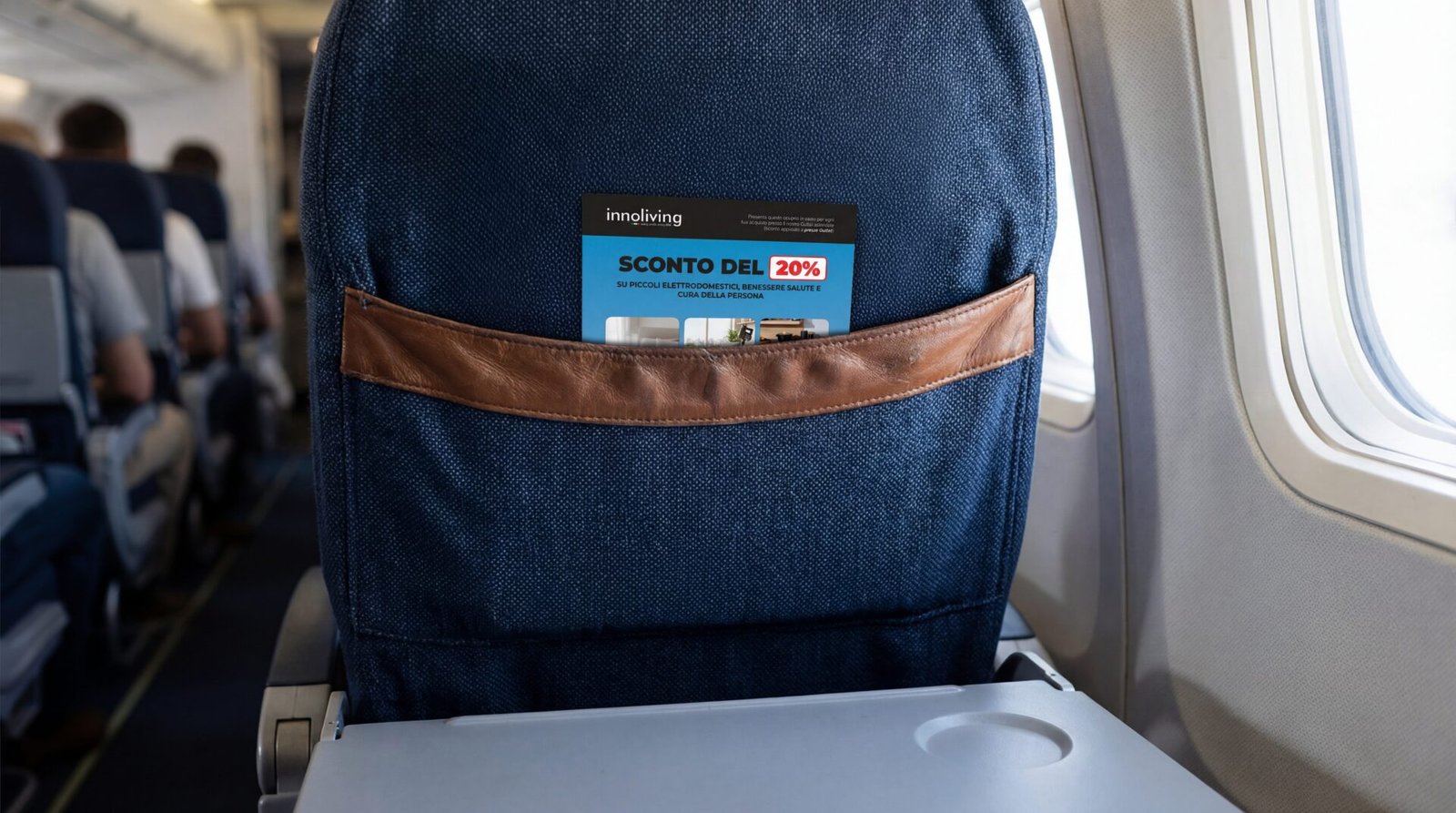 Mockup volantino A5 Innoliving x DAT inserito nella tasca del sedile, con hero image aereo e sconto 20% in evidenza